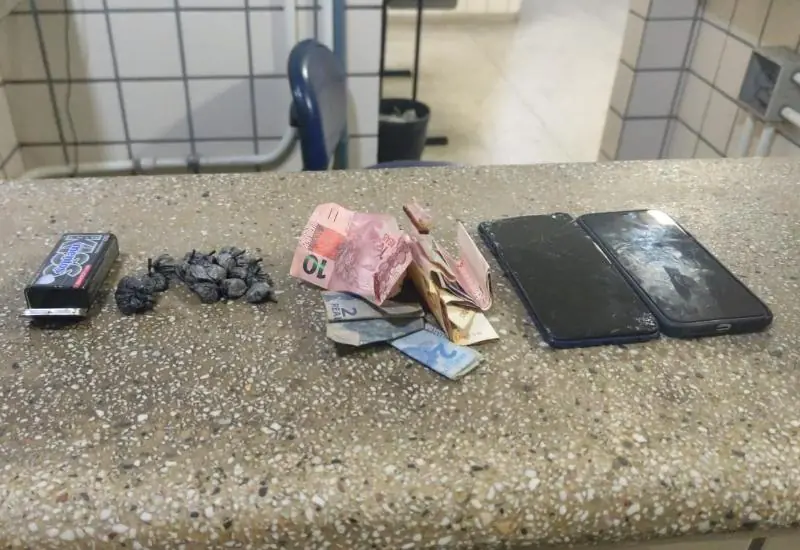 PMBA prende homem no centro de Teixeira de Freitas por tráfico de drogas