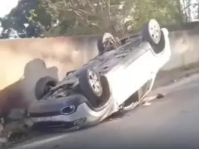 Colisão entre dois veículos deixa carro capotado no bairro Liberdade I, em Teixeira