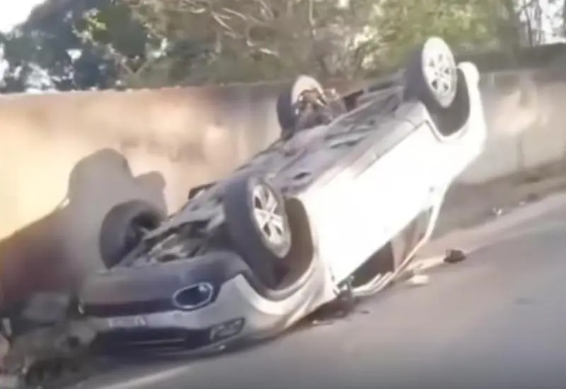 Colisão entre dois veículos deixa carro capotado no bairro Liberdade I, em Teixeira