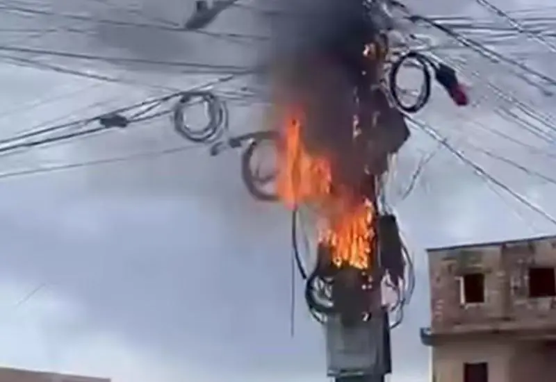 Urubu atinge fiação, leva choque e poste pega fogo em Teixeira de Freitas